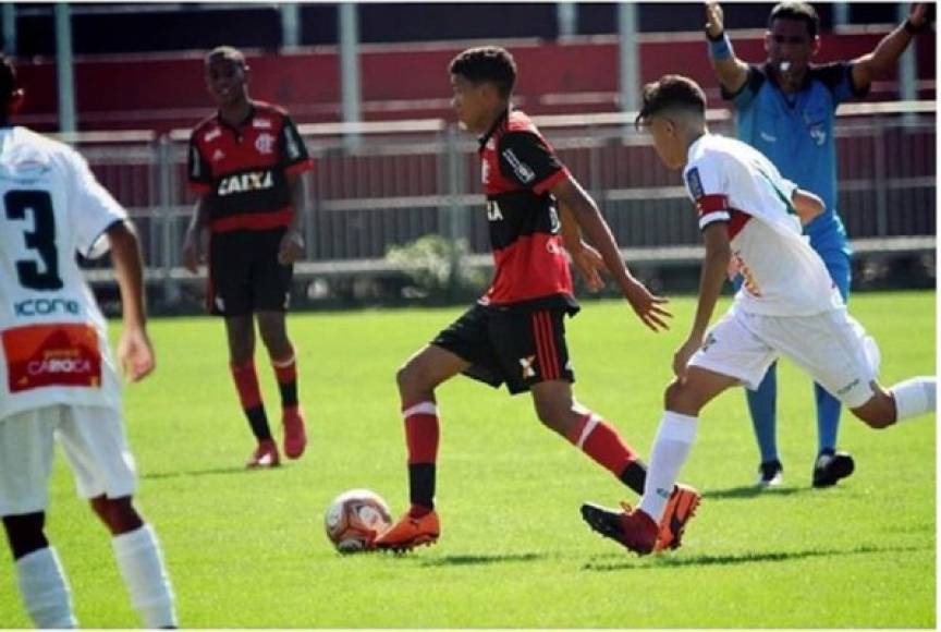 Athila Pasión - Este delantero de 14 años tuvo que pasar una prueba para ser admitido a la academia del Flamengo. Tras 10 días en observación, se le admitió en abril de 2018. Athila Pasión se formó en la misma escuela inicial que Diego Costa, en Lagarto. Estuvo celebrando las fiestas de su región original pero volvió a Rio de Janeiro el domingo. El padre hizo pública la última conversación que tuvo con él: 'Siempre hablábamos por la noche. En la última conversación con él, Athila dijo que estaba bien y que iba a entrenar este viernes en Maracaná'.