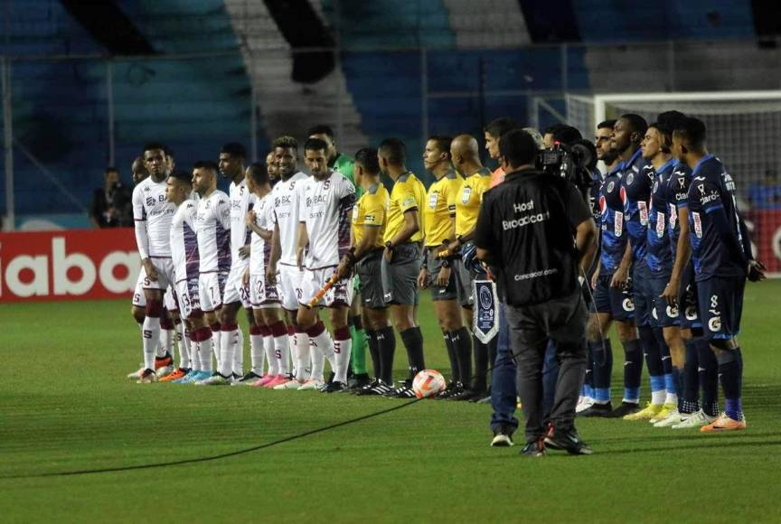 Jugadores de Motagua y Saprissa posando durante el himno de la Copa Centroamericana 2023.