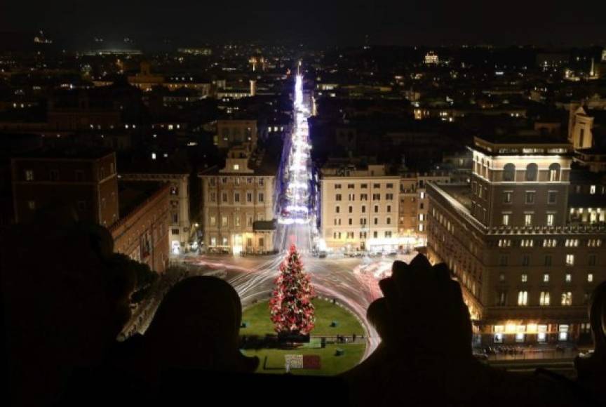 Vista general de un árbol de Navidad en la Piazza Venezia del centro de Roma.
