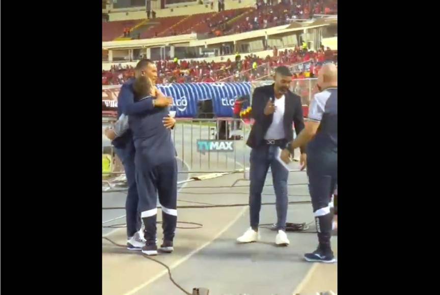 Al salir a la pista del Rommel Fernández, ‘Bolillo’ Gómez se reencontró con los panameños Gabriel Gómez y Blas Pérez, jugadores que dirigió en el proceso pasado (Rusia-2018), y se fundió en un emotivo abrazo.