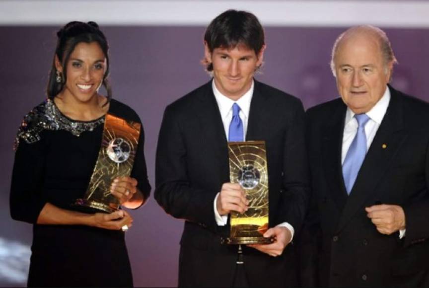 En la foto, Marta posa con Messi (Mejor Jugador) y con Blatter durante la gala de 2009.