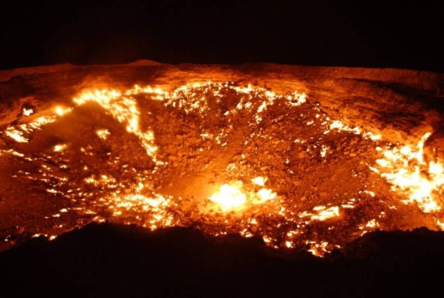 El pozo de gas Darvaza, Turkmenistán ► El pozo de Darvaza, también conocido como 'Puerta al infierno', se formó en 1971 tras un accidente durante unas obras de prospección de gas. Del hoyo formado empezó a salir gas, el cual fue incendiado para que no envenene a la gente de los pueblos cercanos. Según los geólogos, el gas se tenía que consumir por completo en cuestión de días, pero el incendio sigue desde hace 46 años y llama la atención de los viajeros, fotógrafos e investigadores de todo el mundo.<br/>