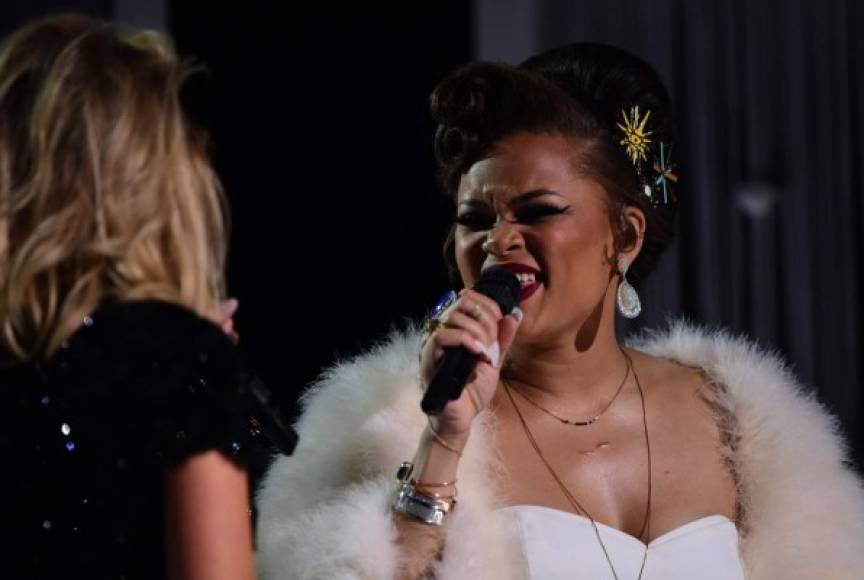 El dúo de Andra Day y Ellie Goulding en los premios Grammy 2016.