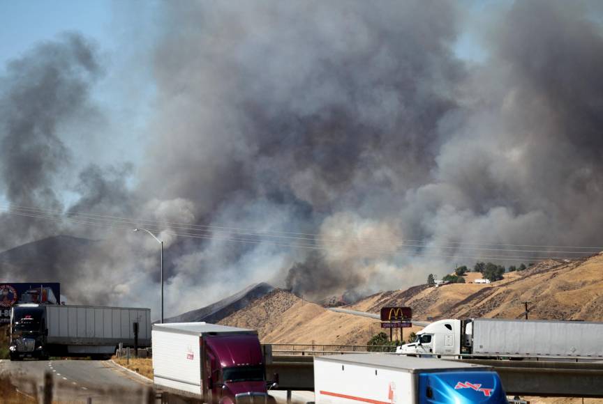 Las órdenes de evacuación afectaron a miles de personas en Weed, Lake Shastina y Edgewood, e incluyeron a los 23 pacientes del Sanatorio Shasta View. El área está a unos 320 kilómetros al norte de Sacramento, la capital de California.