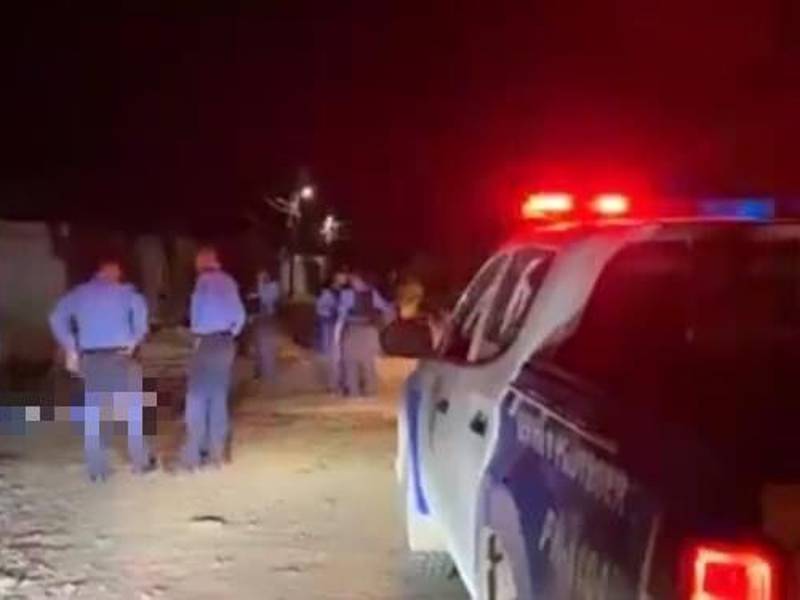 Imagen muestra a policías preventivos custodiar la escena del crimen donde fueron asesinados un padre, su hijo y un sobrino en Tocoa, Colón (Honduras).