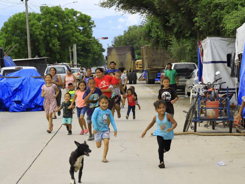 Quizá por su corta edad no dimensionan la situación que se atraviesa, pero una sonrisa en el rostro de estos niños es un efímero mensaje de que luego de la tormenta ha regresado la calma en el municipio de La Lima, Cortés.