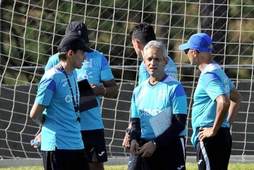 Para este segundo microciclo, Reinaldo Rueda ha dispuesto de jugadores del Motagua, Olimpia, Marathón, Olancho FC y del Vida y con la ausencia de los del Real España, porque juega el lunes ante Real Sociedad.