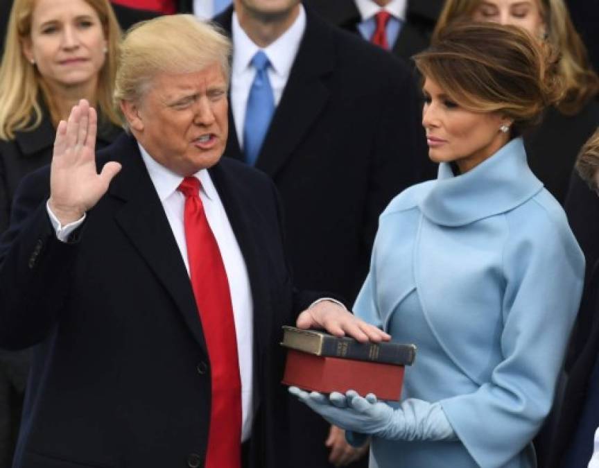 El nuevo presidente de los Estados Unidos juró este mediodía a su cargo sobre dos Biblias, una que le regaló su madre y la que utilizó Abraham Lincoln.