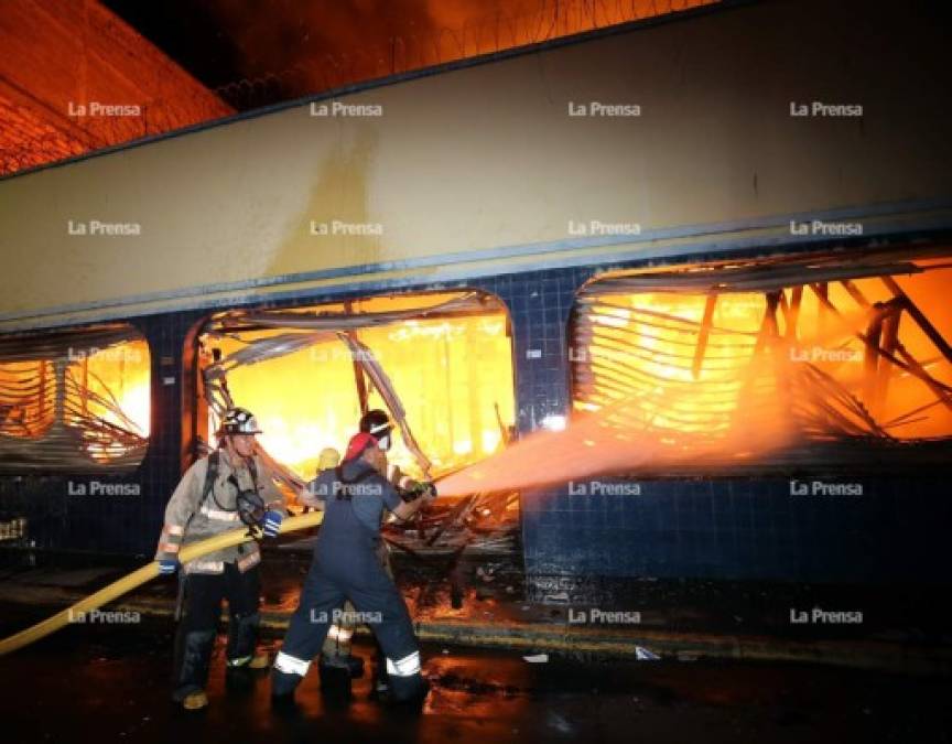 Muchos ciudadanos salieron de sus hogares para presenciar el incendio en el centro de la capital que arrasó con varios negocios.