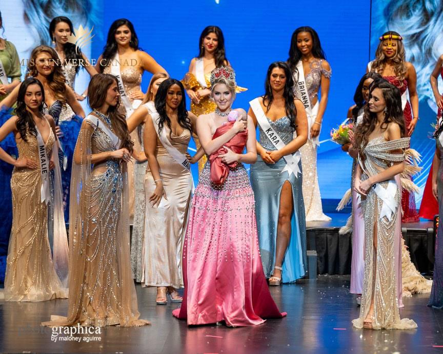 Miss Universo Canadá 2025 entrega la corona con su bebé en brazos
