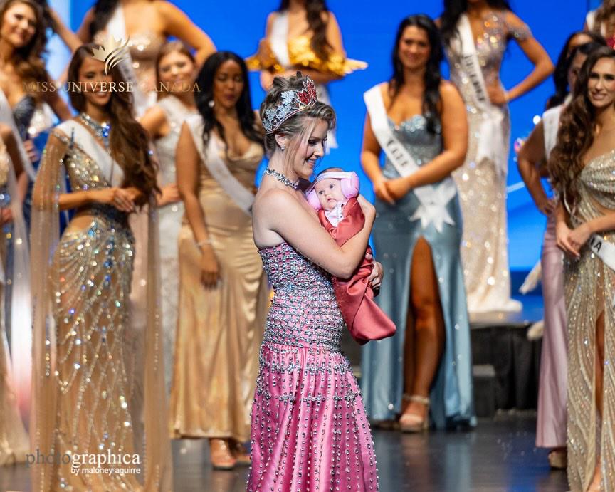 Miss Universo Canadá 2025 entrega la corona con su bebé en brazos