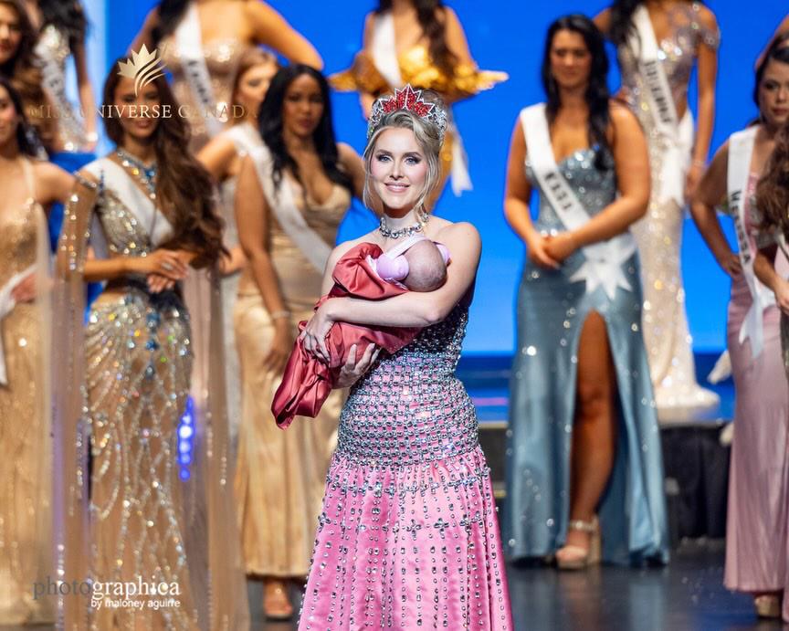 Miss Universo Canadá 2025 entrega la corona con su bebé en brazos