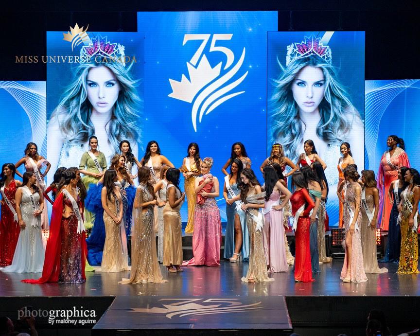 Miss Universo Canadá 2025 entrega la corona con su bebé en brazos
