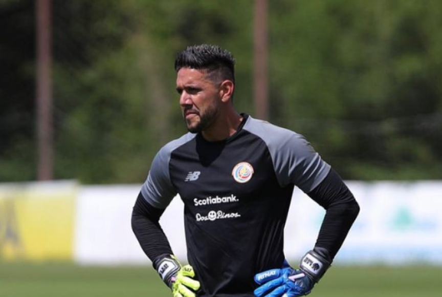 “Yo lo he dicho anteriormente, estoy trabajando para la selección, pero en esta nueva etapa cualquier portero, independientemente juegue o no juegue, tiene la oportunidad, menos yo. Soy el único de todos que no tiene la oportunidad”, aseguró Moreira