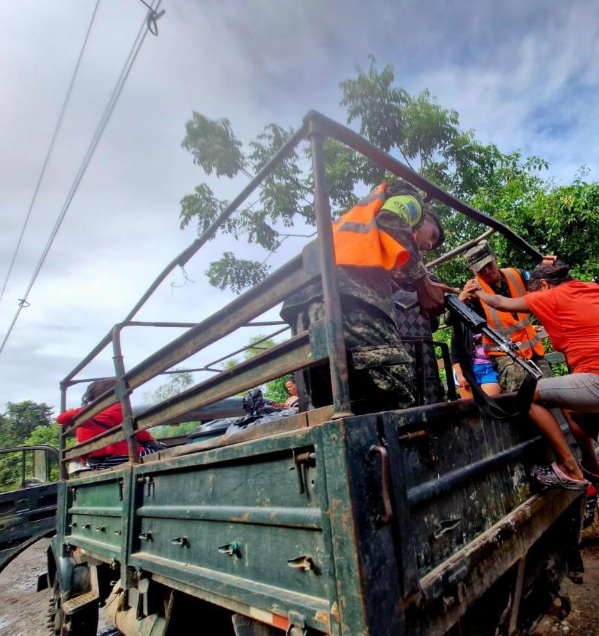 A bordo de los camiones, dejaron atrás, al menos de momento, lo que con tanto esfuerzo han construido por años. 