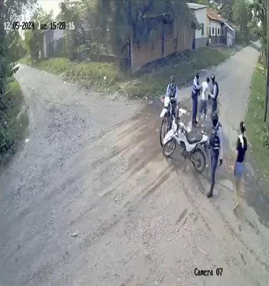 Los policías requisaron a un joven en uno de los pasajes del sector Las Colinas, cuando aparecieron parientes y comenzaron a forcejear con los uniformados. 