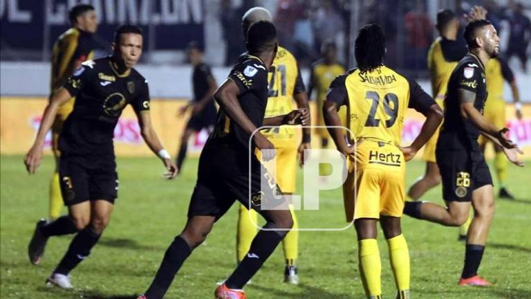 Los jugadores de Motagua corren a celebrar el autogol de Júnior García que les dio el empate ante Real España.