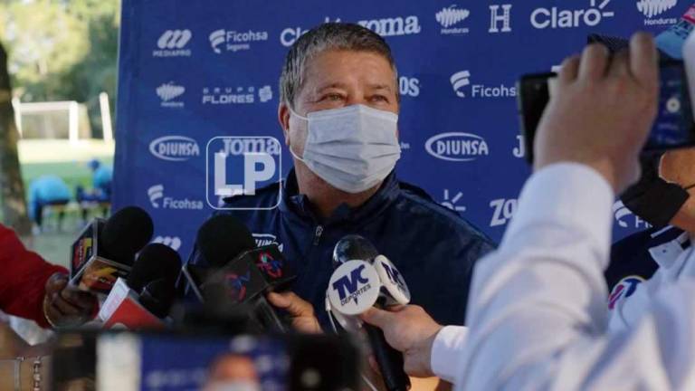 Hernán ‘Bolillo‘ Gómez durante la rueda de prensa que ofreció un día antes del partido Honduras-Canadá.