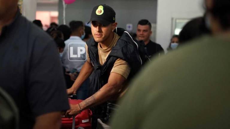 Luis Palma a su llegada al aeropuerto Ramón Villeda Morales de San Pedro Sula.