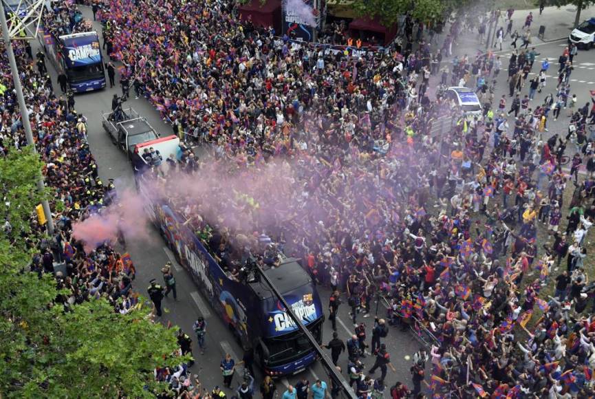 La afición se volcó a las calles por lo que fue un lunes de fiesta en las calles de Barcelona.
