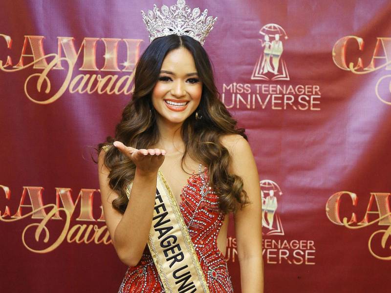 La joven sampedrana Camila Davadí, quien recientemente ganó el certamen de belleza internacional, Miss Teenager Universe 2024, ya está de regreso en su natal Honduras y aprovechó el momento para compartir con los medios de comunicación, amistades, familiares y otras personas que le han mostrado su apoyo desde sus inicios. El evento se llevó a cabo en Isabella Boutique Hotel, de San Pedro Sula.