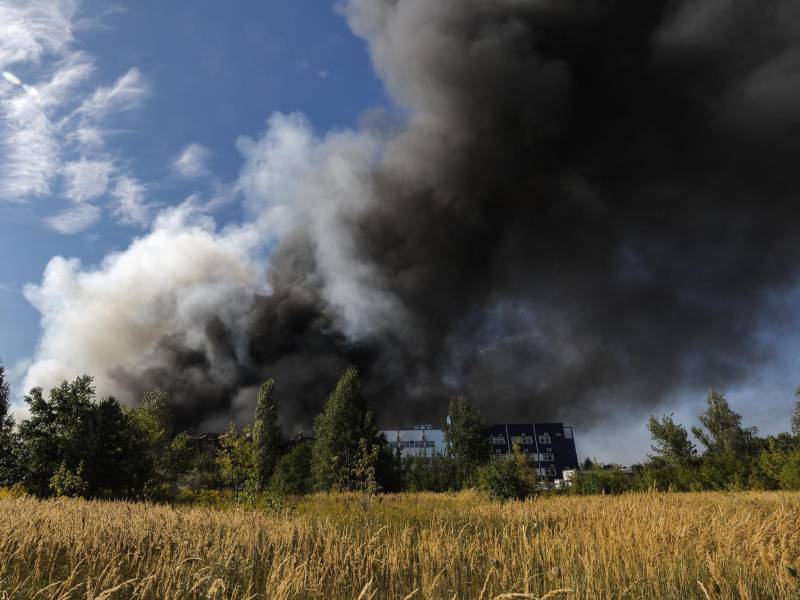 El humo se eleva en el lugar de un ataque ruso en el almacén de mercancías cerca de Kiev, Ucrania, en medio de la invasión rusa. EFE/EPA/SERGEY DOLZHENKO