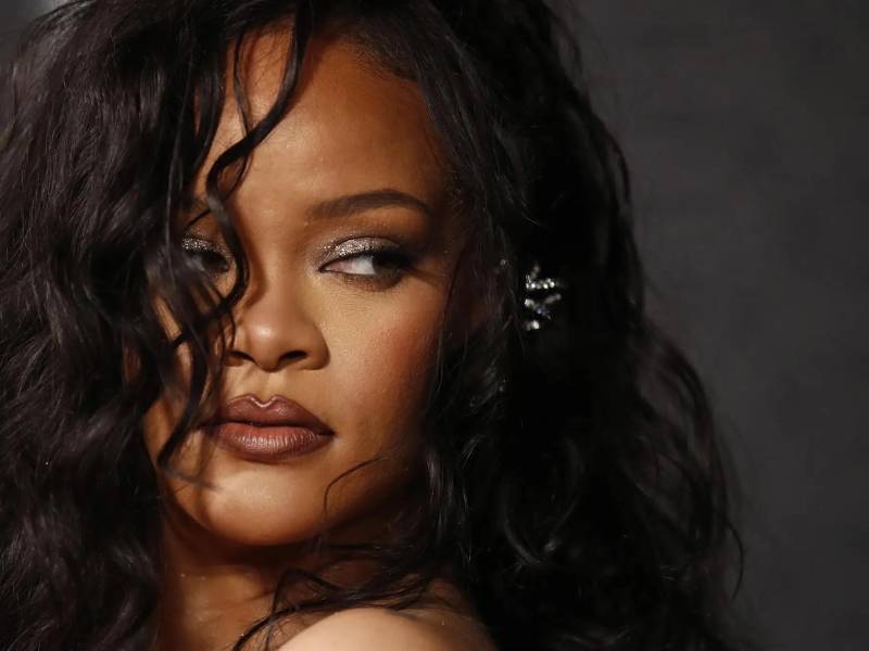Rihanna es una mega estrella del pop y empresaria originaria de Barbados.