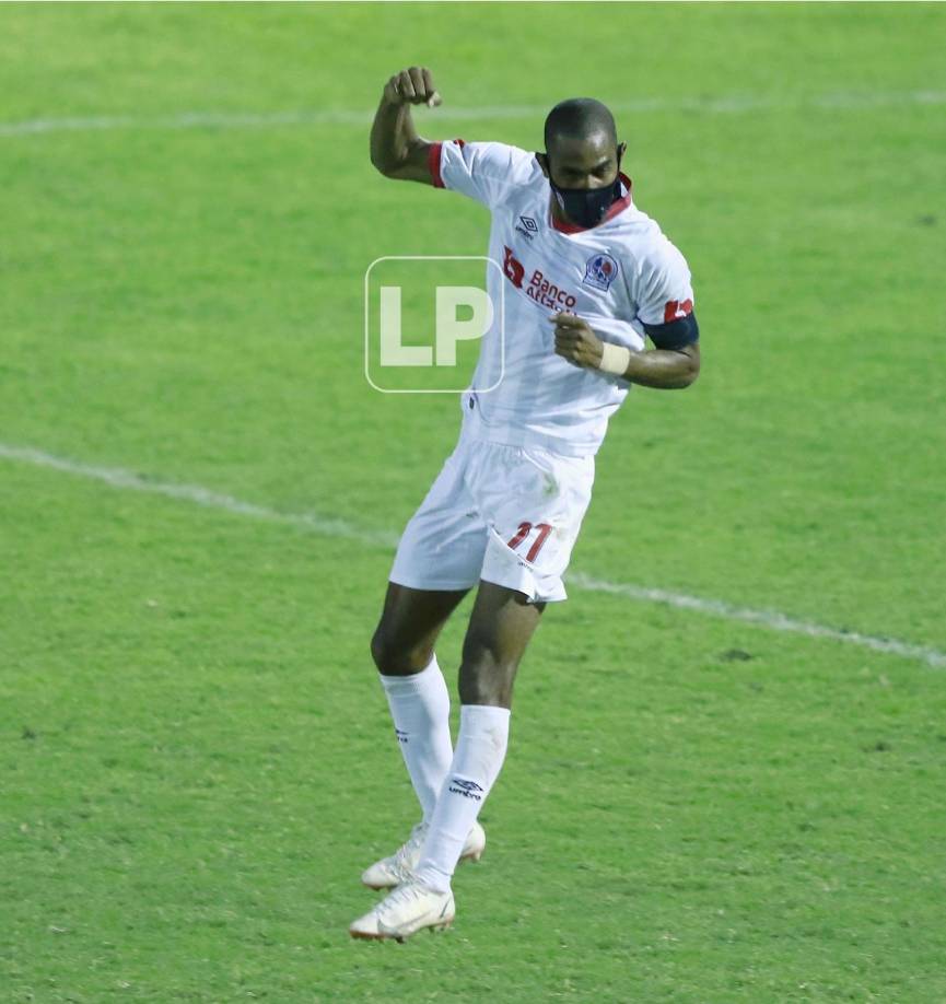 Jerry Bengtson firmó un doblete y así celebró.