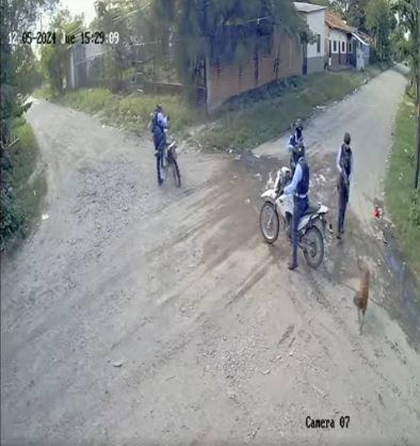 “Él simplemente nos estaba defendiendo a nosotros y, cuando él venía detrás de mí, es cuando el policía le ‘zapateó’ y lo espantó. Él no le hizo nada”, explicó. 