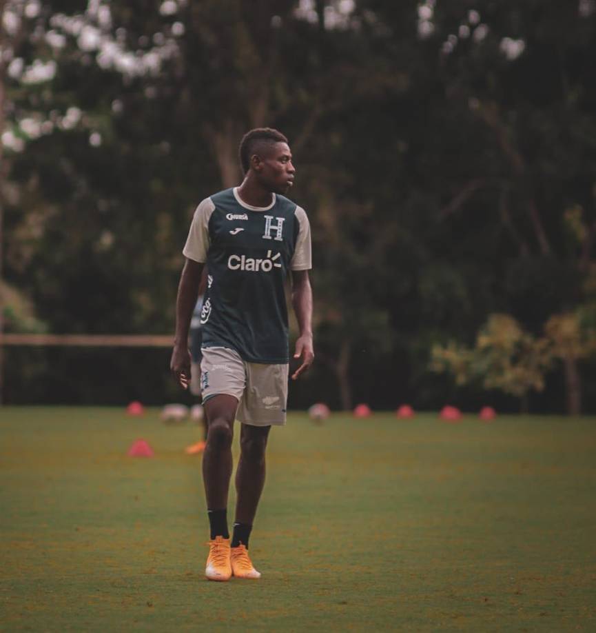 Wesly Decas: Lateral por la banda izquierda. 