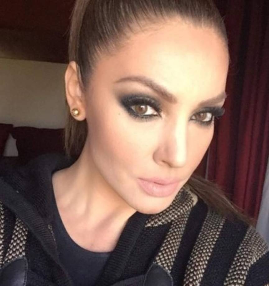 A los 17 años participó en el concurso 'Señorita Sinaloa', logrando ingresar más tarde al Centro de Educación Artística de Televisa.