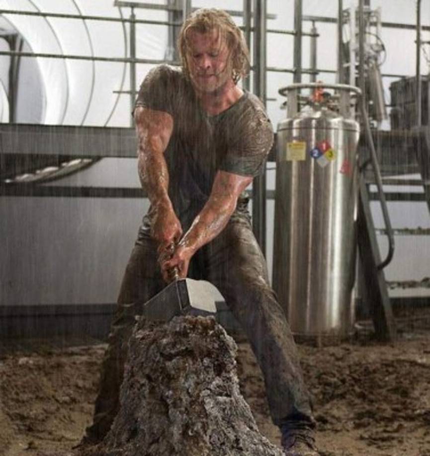 Ese mismo año, vuelve a ser protagonista de la exitosa película de acción 'Los vengadores', donde coincide con Robert Downey Jr., Chris Evans y Scarlett Johansson.