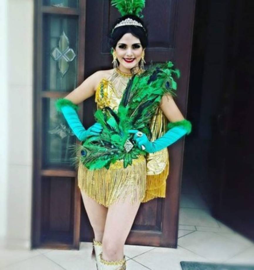 En 2015 la talentosa diseñadora mezcló plumas y lentejuelas para crear este llamativo ajuar.