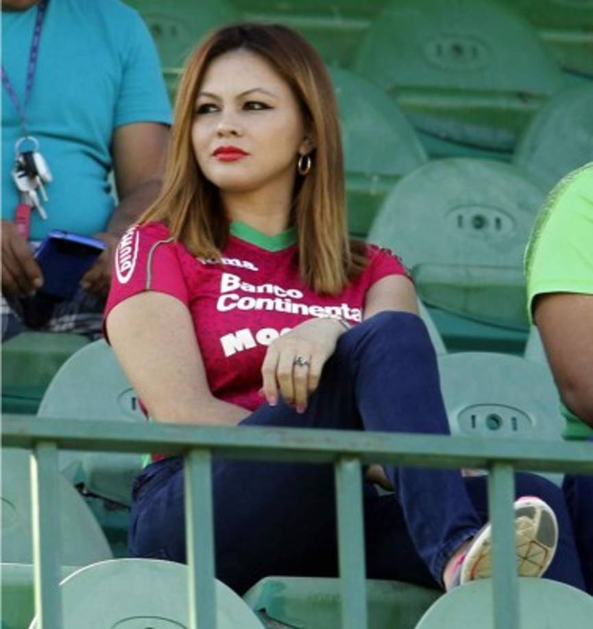 Otra bella aficionada del Marathón en las gradas del estadio Yankel Rosenthal.