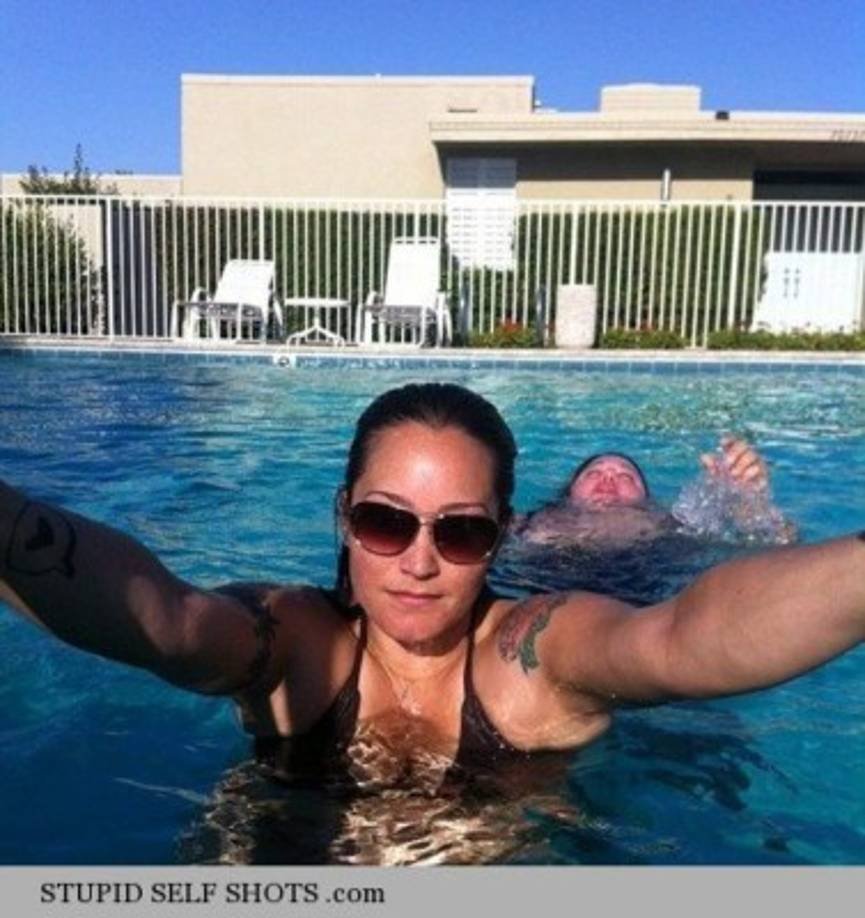 Esta joven se toma una selfie mientras su compañera de piscina parece ahogarse.