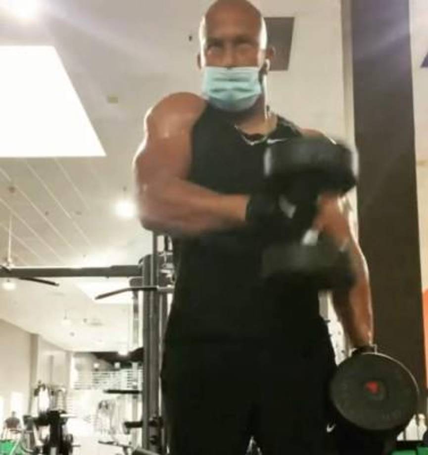 El catracho ha convertido el ejercicio como su religión. Durante la semana siempre pasa en el gimnasio para matar su tiempo libre.