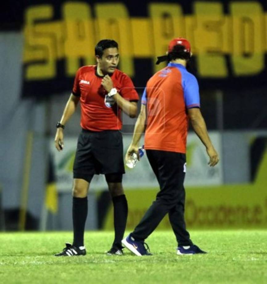 Pedro Troglio se acercó a Said Martínez al final del clásico para decirle algo.
