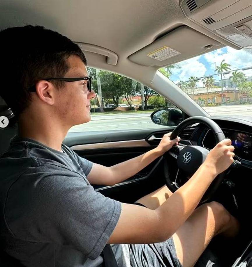 Aunque Griffith afirmó que su madre estaba sangrando por el cuello, los oficiales describieron que el mantenía una actitud “calmada, fría y serena” al llegar al lugar.