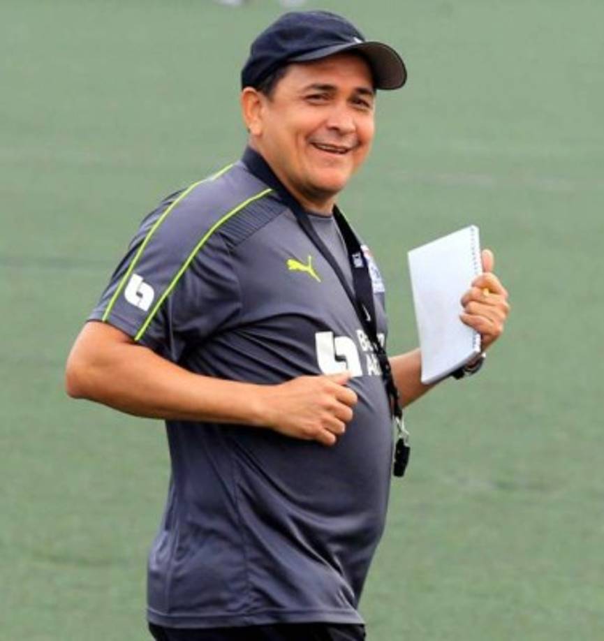 Nahún Espinoza: El experimentado entrenador estaría esperando la llegada de un volante brasileño al Olimpia.