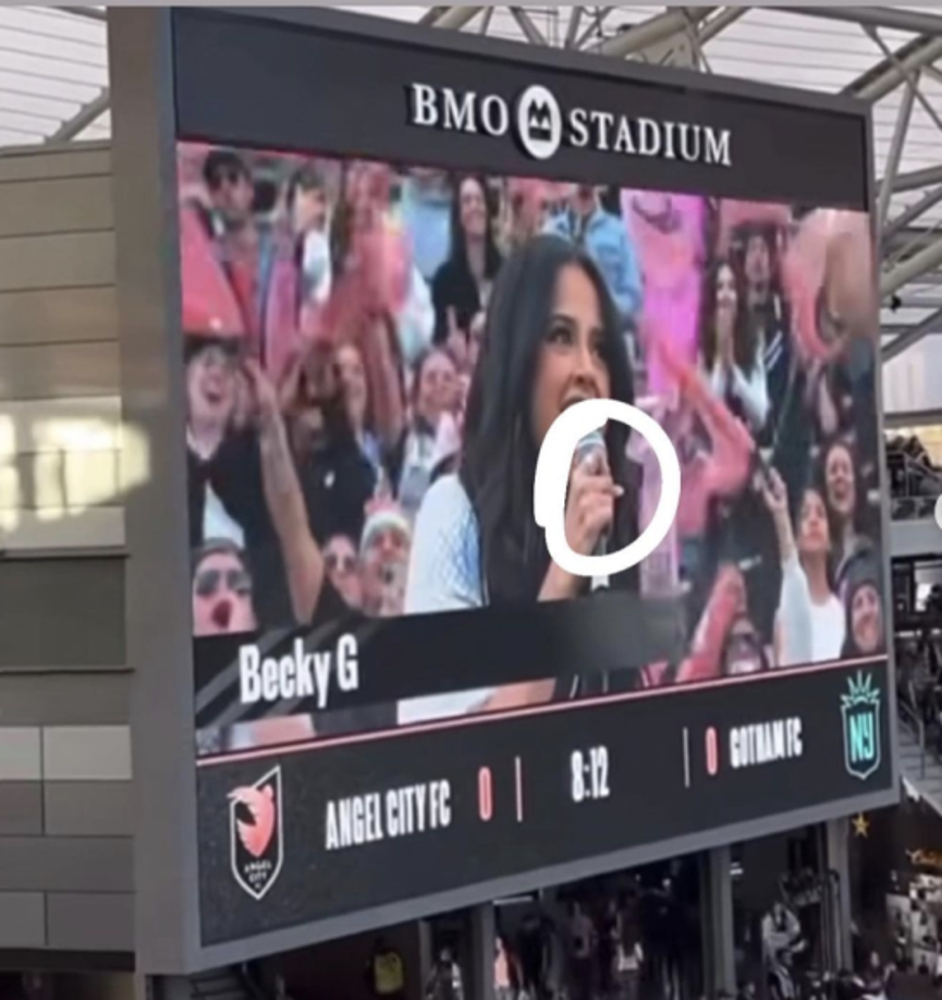 Por otra parte, Becky G fue captada en un juego de fútbol de la liga femenil de Estados Unidos entre el Angel City y Gotham FC en donde se observa que ya no trae el anillo de compromiso que le regaló Sebastian Lletget.