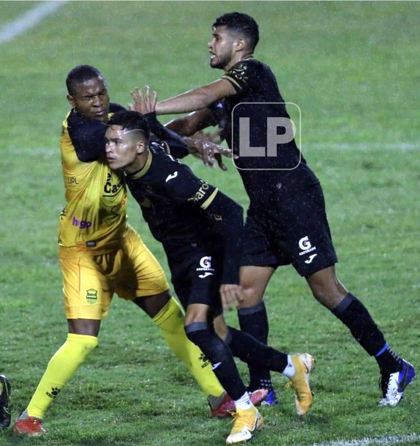 Marcelo Pereira y Yeison Mejía protagonizaron una pequeña bronca.