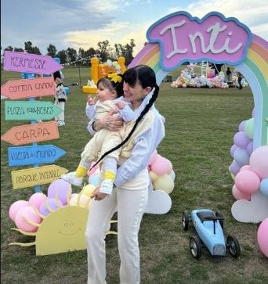 <b>Julieta Cazzuchelli</b>, mejor conocida en el medio artístico como <b>‘Cazzu’</b>, reapareció en su cuenta oficial de <i>Instagram</i> este viernes 13 de septiembre con preciosas fotos de la fiesta de cumpleaños de su pequeña hija Inti, (fruto de su romance con Christian Nodal), quien realmente celebra su primer añito este sábado 14 de septiembre. 