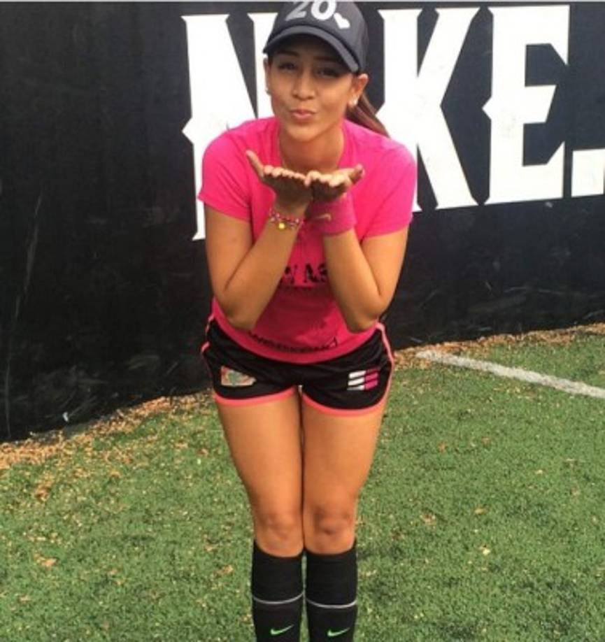 En colombia, la joven jugaba para el equipo ‘Divas del Fútbol’; además de ser modelo y futbolista, también era presentadora de un programa musical.