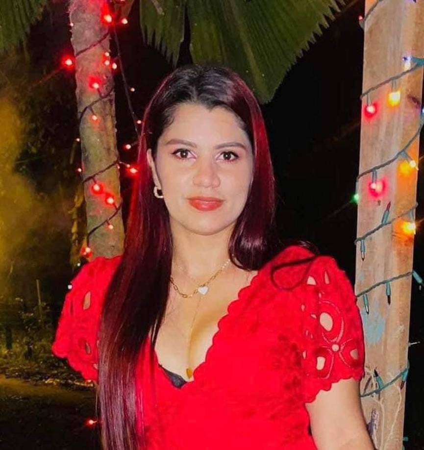 Se encontraba la noche del viernes en un salón de belleza junto a tres personas más, que fueron atacadas a disparos por un individuo que ingresó al establecimiento. 