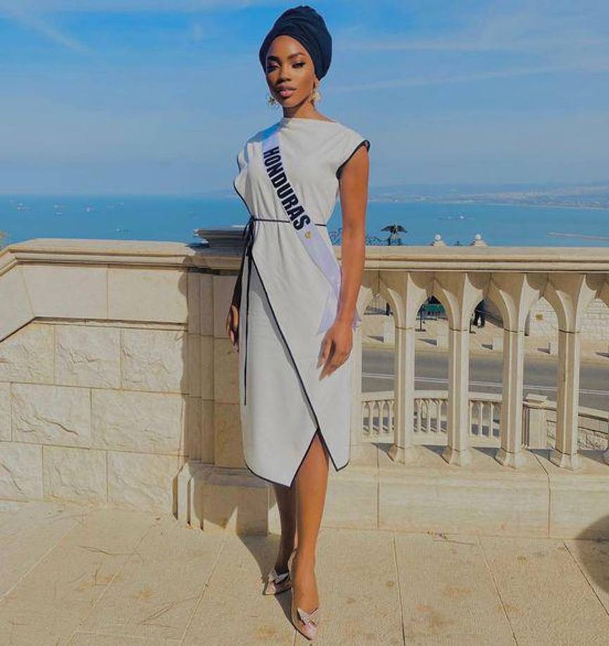 Como una “lady”. Así luce Rose Meléndez con este elegante vestido blanco.