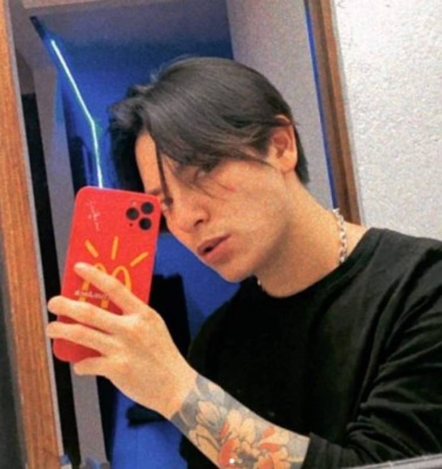 Ahora luce su cuerpo lleno de tatuajes y una apariencia muy moderna.