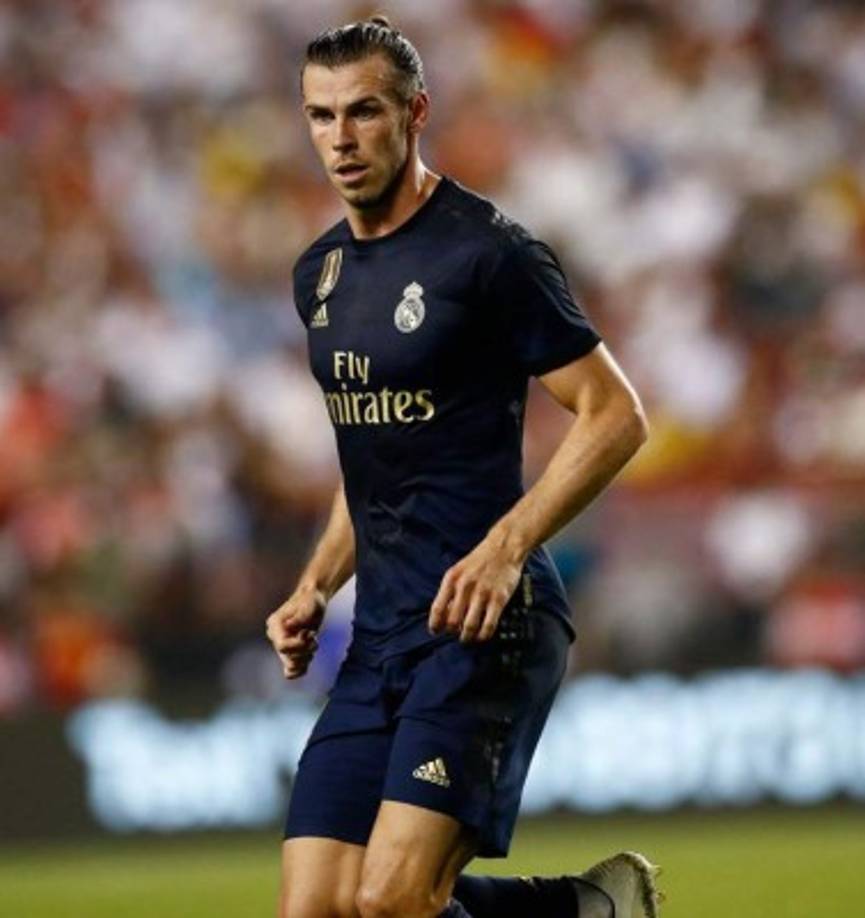 Gareth Bale: La familia del delantero galés ha frenado la salida del jugador a la Liga de China. Según diario Marca, los familiares del futbolista han sido claves para que el ariete decida no jugar en el balompié chino. El futuro del galés es incierto ya que no entra en los planes de Zidane en Real Madrid.