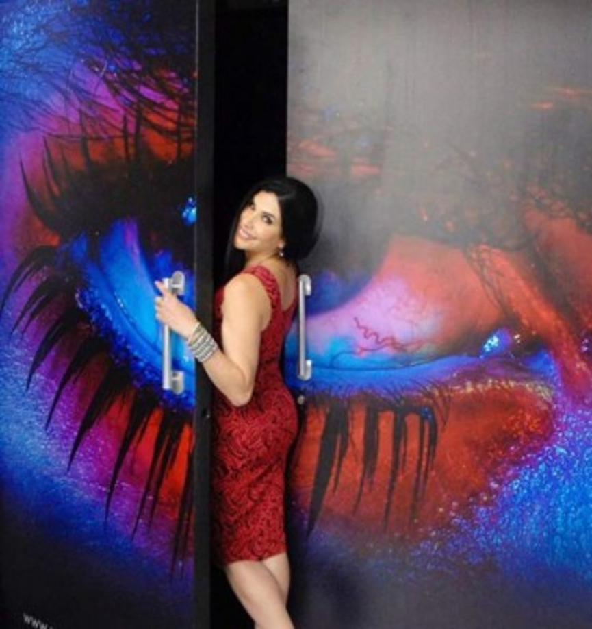 Raquel también sorprende a cada uno de sus seguidores al mostrar el cuerpazo que posee a sus 52 años de edad. La madre de dos gemelas luce espectacular.