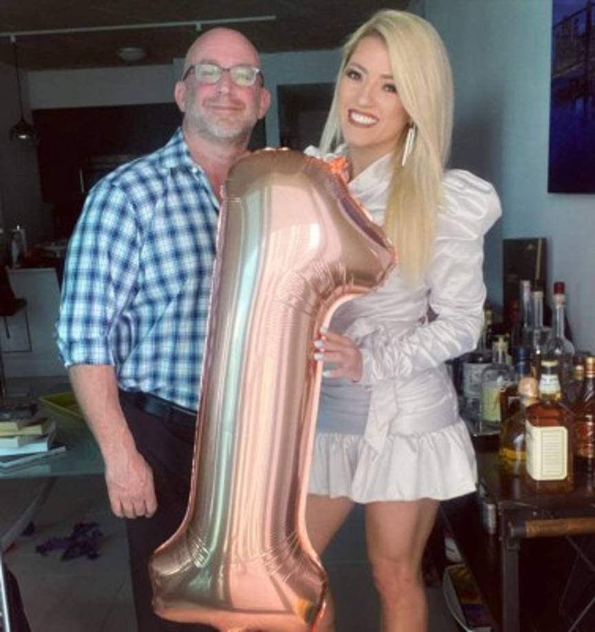 “Feliz primer aniversario bebé. Te amo de una manera que no puedo expresar con palabras. Significas el mundo para mí, eres mi todo. Finalmente te encontré. Te quiero, cariño”, escribió Betrand junto a una foto en la que aparecen con un globo del número uno, como símbolo de su primer año juntos.