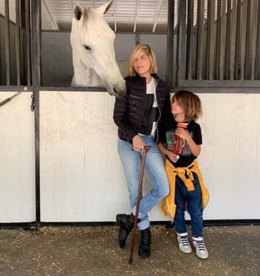 A casi un año de su diagnóstico, Selma Blair se ha mostrado optimista, decidida a no dejarse vencer por la enfermedad.<br/><br/>En sus apariciones la actriz luce con estilo bastón que le ayuda a caminar. <br/><br/><br/><br/>